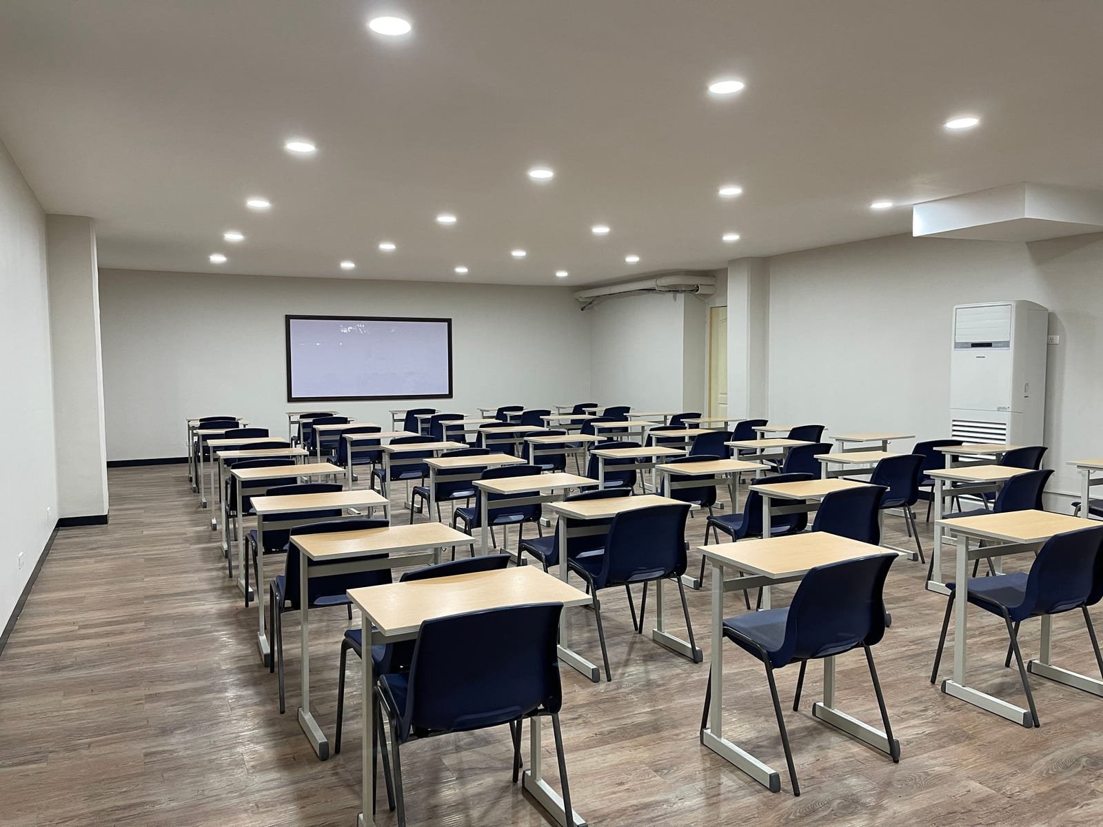 HELP English Institute — 그룹 수업